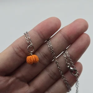 Collier citrouille au micro-crochet