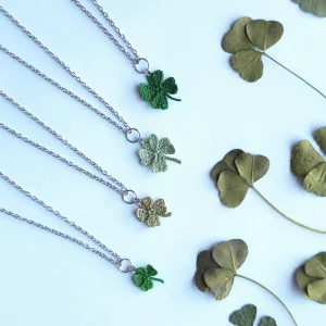 Quatre colliers trèfles au micro-crochet
