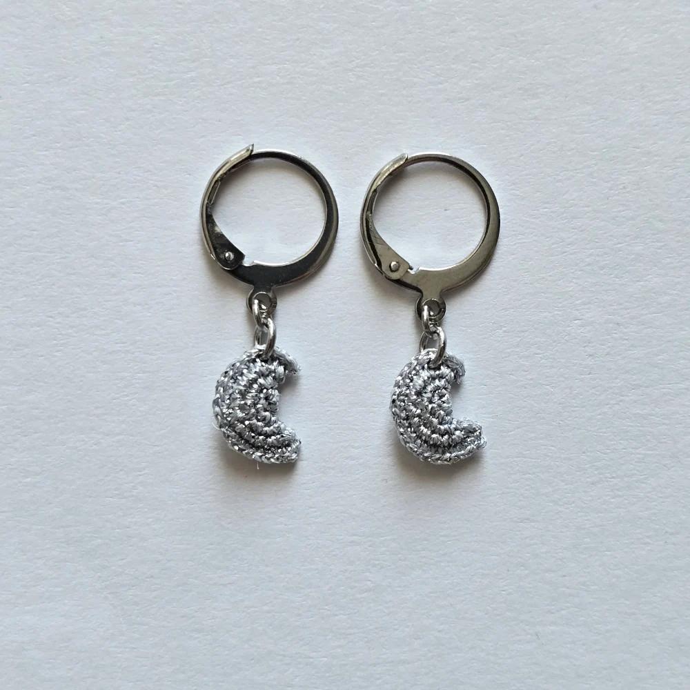 Boucles d'oreilles Lune argentée au micro-crochet