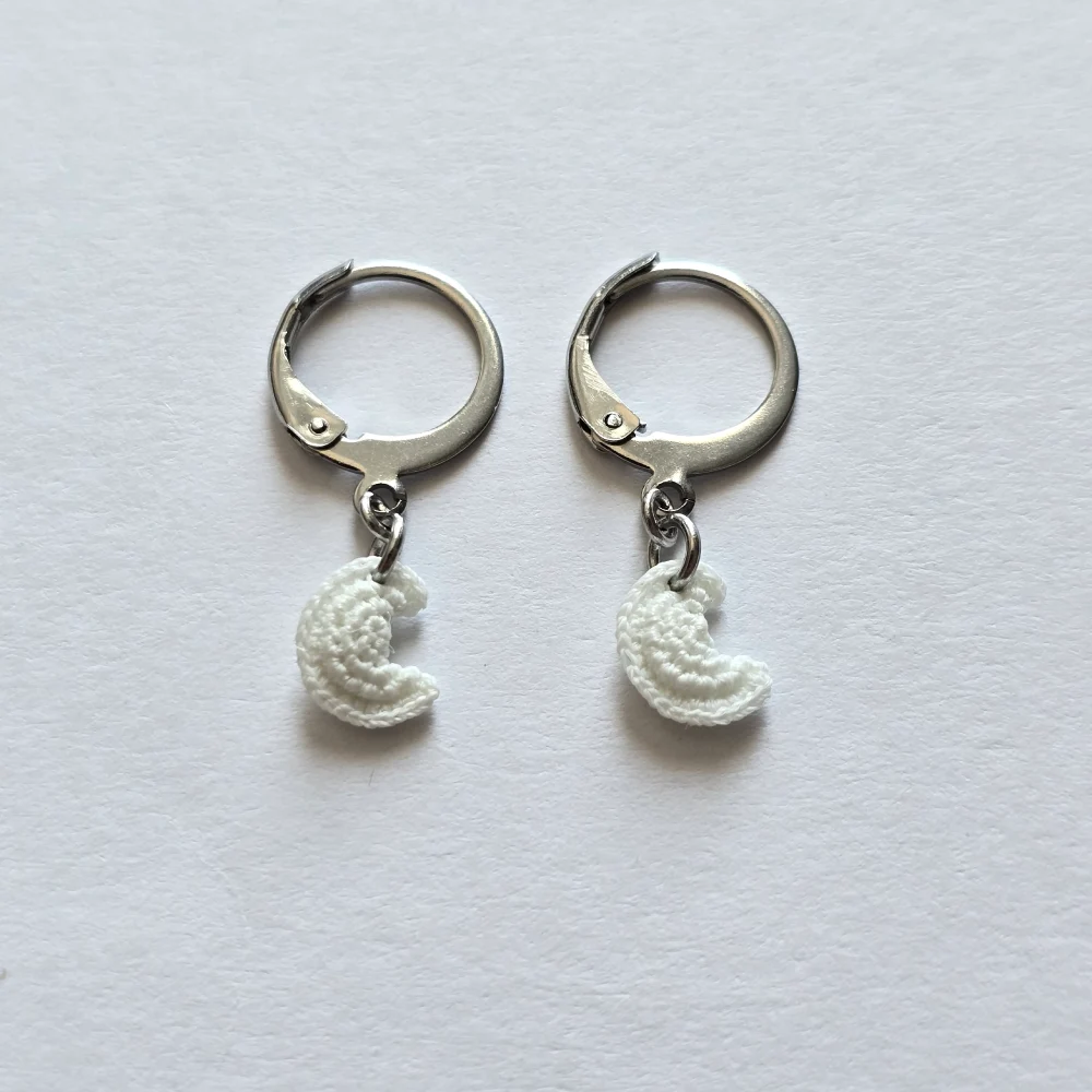 Boucles d'oreilles Lune blanche phosphorescente au micro-crochet