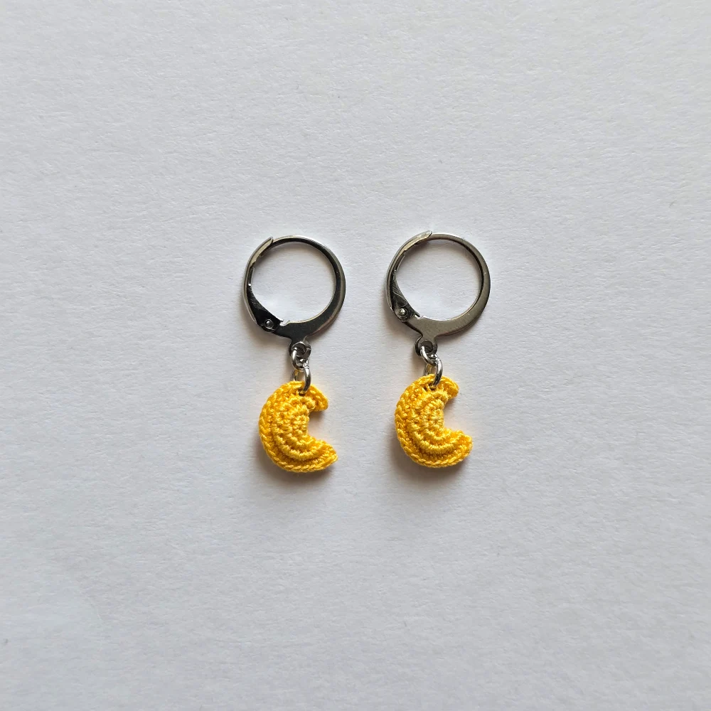 Boucles d'oreilles Lune jaune au micro-crochet
